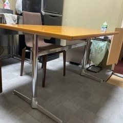 ダイニングテーブルの画像