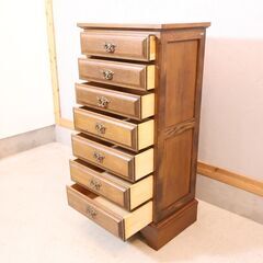 karimoku(カリモク家具)のオーク材 7段チェスト。アンティーク調のエレガントな把手が魅力的なクラシックなデザインの洋箪笥。収納量が豊富で小物や日用品、洋服などを収納するのにも便利な大きさです。の画像
