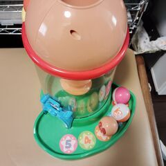 アンパンマンのボールがコロコロ転がって落下していくおもちゃの画像