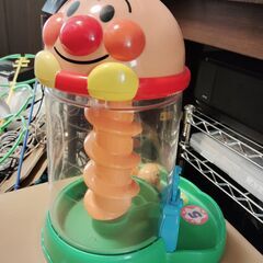 アンパンマンのボールがコロコロ転がって落下していくおもちゃの画像