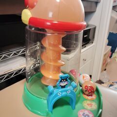 アンパンマンのボールがコロコロ転がって落下していくおもちゃの画像