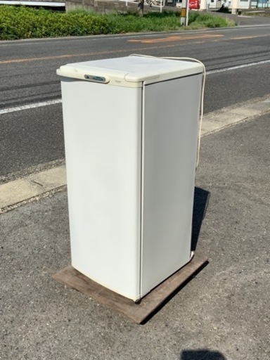 リユース　122L   家庭用　冷凍庫　フリーザー　引出しタイプ　2002年製　三菱電機冷凍庫　　幅48　　奥行58.2高さ112.4　 （ｃｍ）