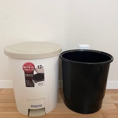 【3セット】バケツ付きペダル式ゴミ箱、伸縮式フローリングワイパー、タオル掛けの画像