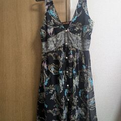 美品✨️黒地に蝶柄サンドレス風　(Free)