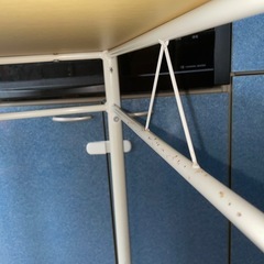 テーブルとイス2脚の画像