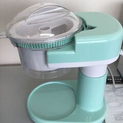 【2022新モデル】電動かき氷機 かき氷器 家庭用 バラ氷対応 冷凍フルーツも削れる 650ML大容量 分離式 収納・お手入れやすい 水洗い可能 かき氷機 替刃1枚付き 日本語説明書付き レシピ付き（ミントグリーン）の画像