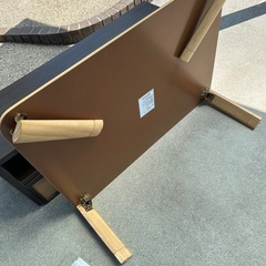 テーブルとテレビボードのセットの画像