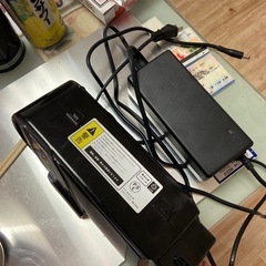 電動自転車のバッテリーとバッテリーチャージャーの画像
