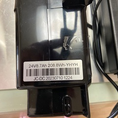 電動自転車のバッテリーとバッテリーチャージャーの画像