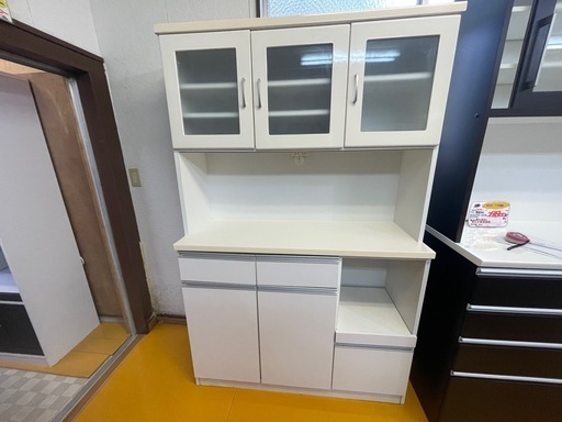 【リサイクルサービス八光】幅117.5㎝　ホワイト　2口コンセント付き食器棚