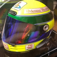 ヘルメットと飾りケース