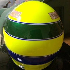 ヘルメットと飾りケースの画像