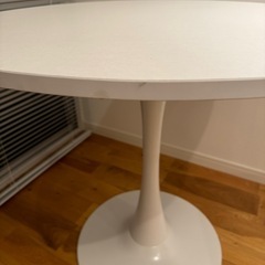丸テーブルの画像