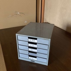 スチール製書類入れ