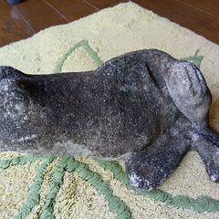 寝そべっているカエルの置き物（縁起物）