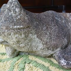 寝そべっているカエルの置き物（縁起物）の画像