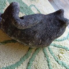 寝そべっているカエルの置き物（縁起物）の画像