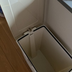ゴミ箱の画像