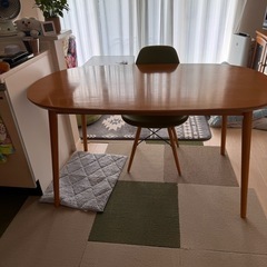 ダイニングテーブルの画像