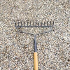 昔ながらの草刈り　大型くわの画像