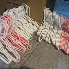 【不要ハンガー】大人40個＆子供80個前後【糊残りあり】free hangersの画像
