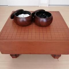 足付碁盤、碁笥に入った碁石セット