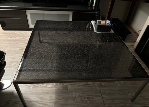 高級家具パモウナ　定価10万円　カッコ良くてお洒落　クラックガラステーブル