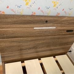 2口コンセント付きベッドフレームの画像