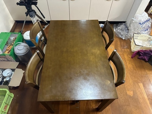 4人掛けのダイニングテーブルとチェア