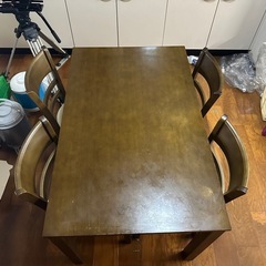 4人掛けのダイニングテーブルとチェア