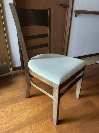 4人掛けのダイニングテーブルとチェア