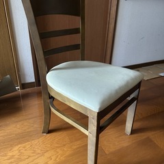 4人掛けのダイニングテーブルとチェアの画像