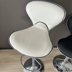 【ニトリ】カウンターチェア回転式/ホワイト/ブラックの画像