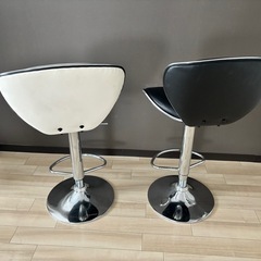 【ニトリ】カウンターチェア回転式/ホワイト/ブラックの画像