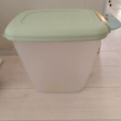 ペットフードストッカー