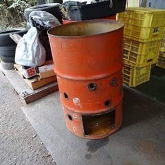 ドラム缶に穴を開けてください