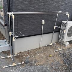 床置きタイプの物干しの画像