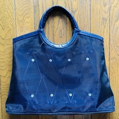 【美品】レディース　メッシュバック　ポーチ付き　紺色　花柄刺繍　夏の鞄　ハンドバックの画像