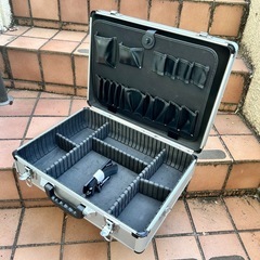 アタッシュケース アルミ製 シルバーの画像