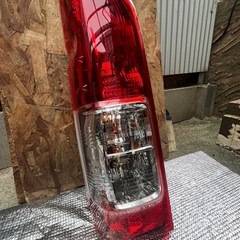 ハイエース200系　純正テールランプ
の画像