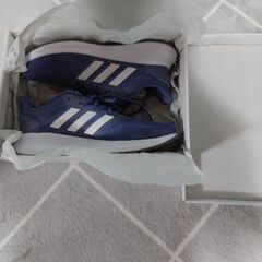 新品【adidasスニーカー／23.0】グレーがかった薄紫の画像