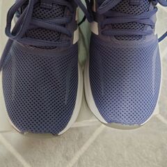新品【adidasスニーカー／23.0】グレーがかった薄紫の画像