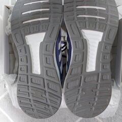 新品【adidasスニーカー／23.0】グレーがかった薄紫の画像