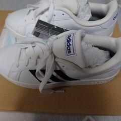 新品タグ付き【adidasスニーカー／23.0】の画像