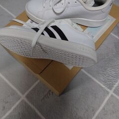 新品タグ付き【adidasスニーカー／23.0】の画像