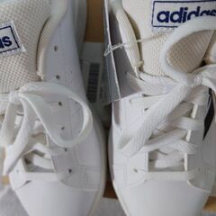 新品タグ付き【adidasスニーカー／23.0】の画像