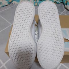 新品タグ付き【adidasスニーカー／23.0】の画像