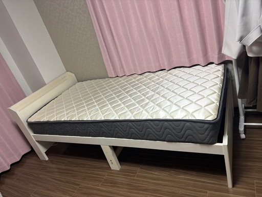 ニトリ シングルこぼれ止め棚付きベッドフレーム  2口コンセント付き ホワイト