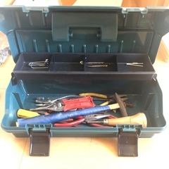 工具箱　ツールBOX 中の物　アイリスオーヤマ　　ニッパ　ラジオ...
