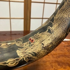 牛の角　彫り物の画像